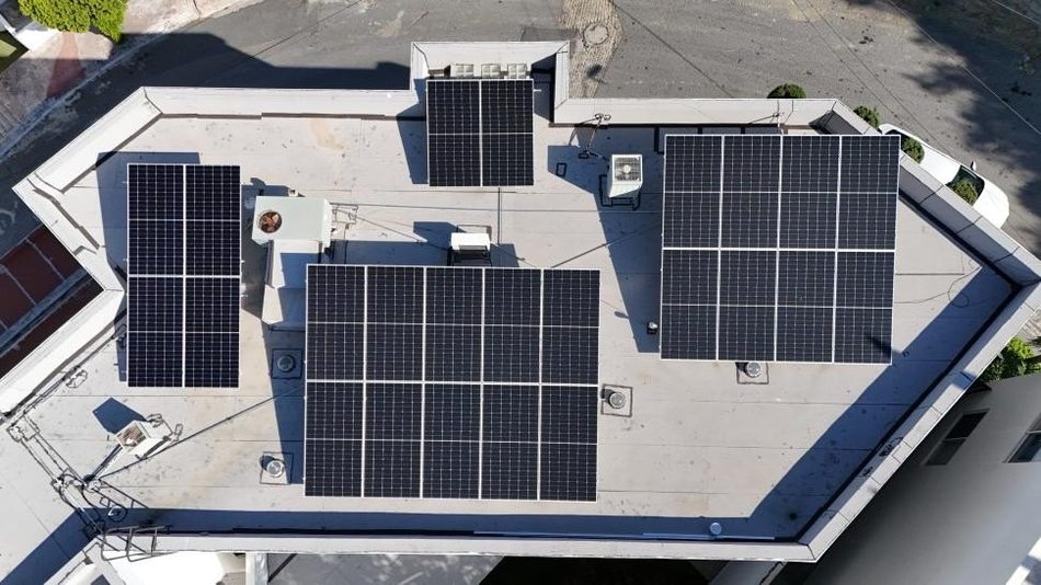 Vista aérea de una azotea con paneles instalados