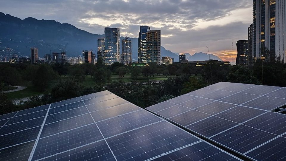 Instalación de paneles solares de Japón Solar con el skyline de San Pedro Garza García al fondo