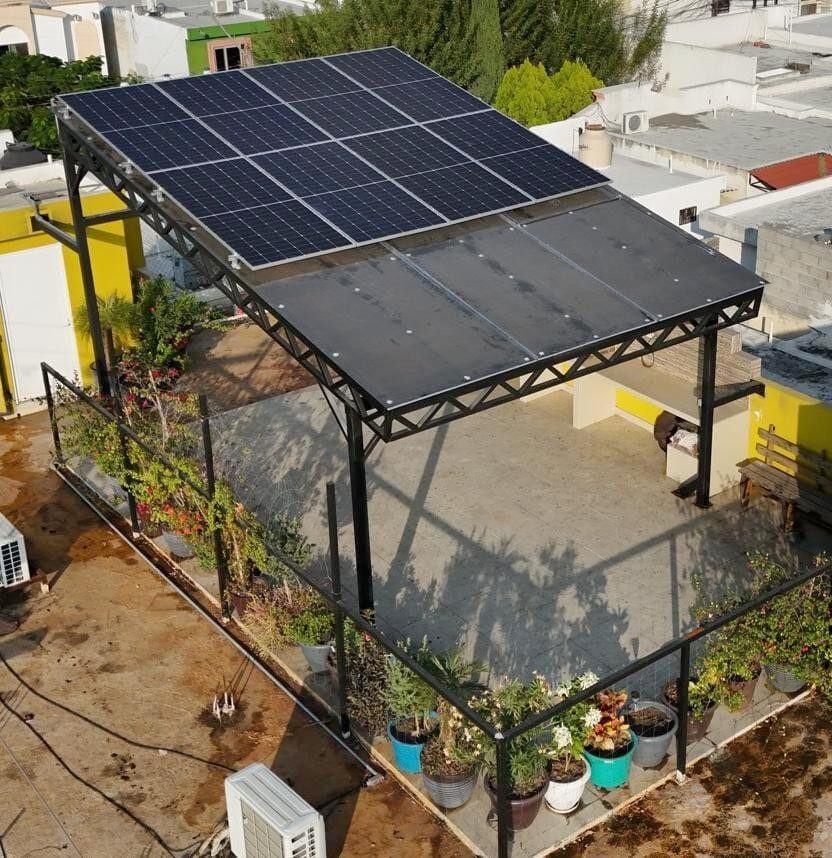 Pérgola solar en jardín construida por Japón Solar