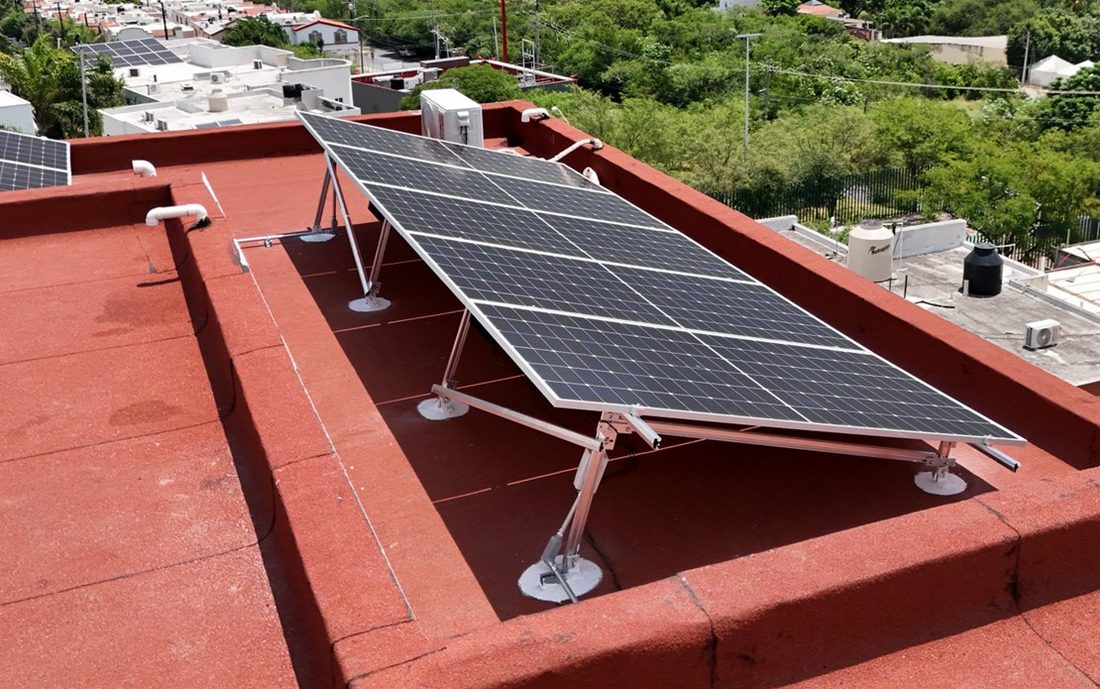 Azotea con estructura elevada y paneles solares