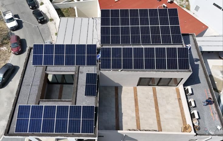 Vista aérea de una casa con paneles solares instalados por Japón Solar