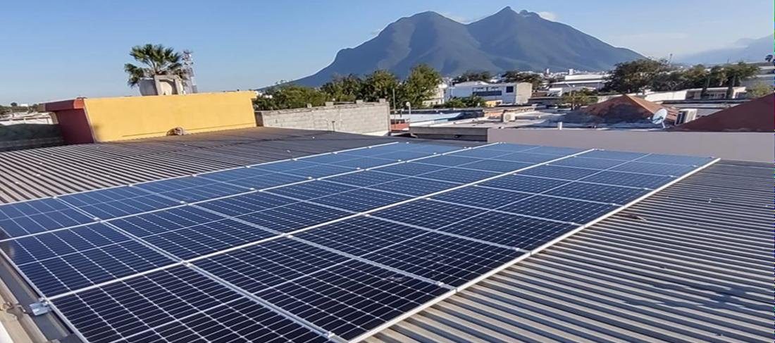 Paneles solares instalados por Japón Solar con el Cerro de la Silla al fondo