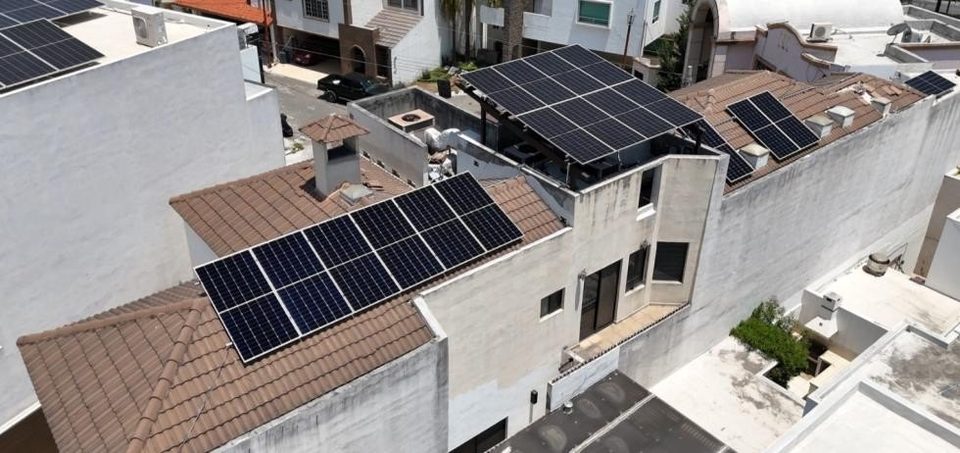Vista aérea de un techo de teja con paneles solares